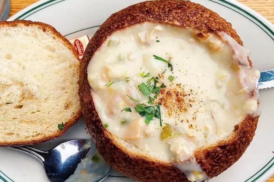 蛤蜊汤，盛在一碗酵母面包里