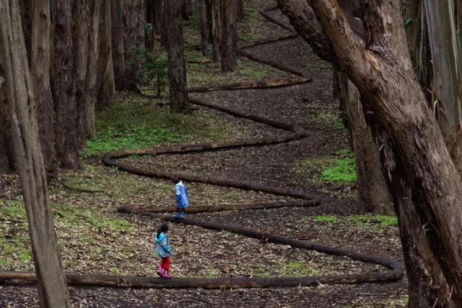 两个孩子走在贝博体彩app要塞的一条蜿蜒的小路上.