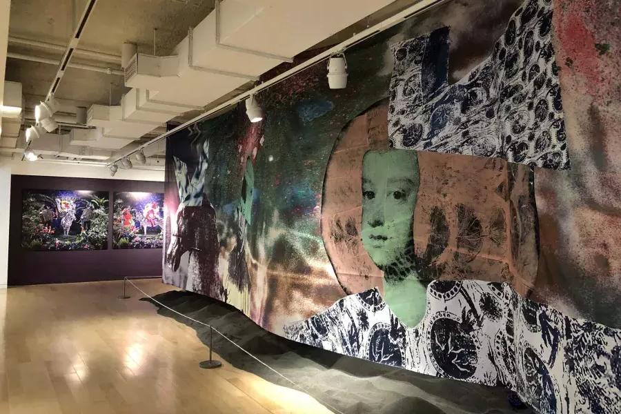 一幅大型壁画正在散居非洲人博物馆的展览室里展出. San Francisco, California.