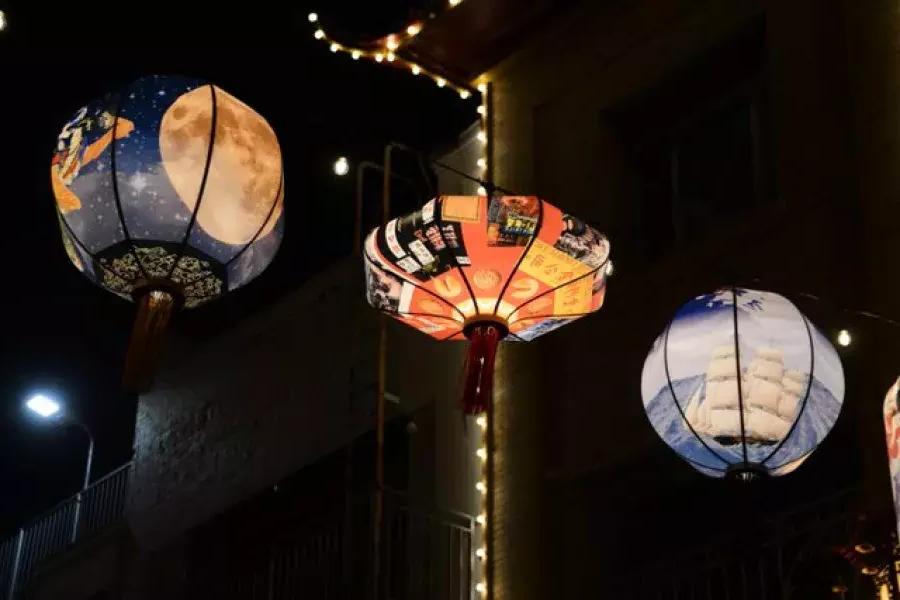 灯笼闪烁在唐人街的街道.