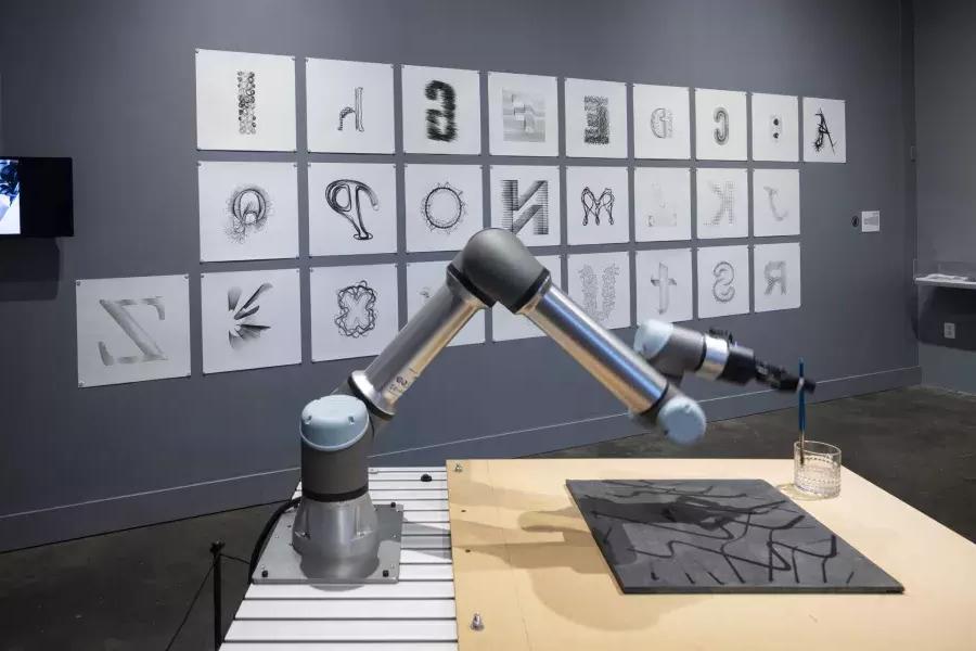 Mr. 机器人，2024，工艺与设计博物馆. Photo by Henrik Kam.