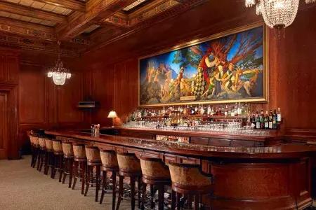 宫殿酒店的酒吧。, 它的特点是木板墙和一幅名为《哈默林的魔笛手》的画。.