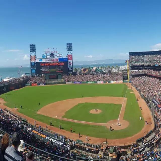 Vue du parc Oracle de San Francisco depuis les tribunes, 前景是棒球场，背景是贝博体彩app湾.