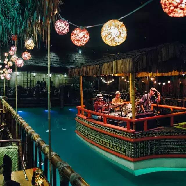 Le groupe house joue dans le lagon du célèbre Tonga Room de l'hôtel Fairmont de 贝博体彩app.