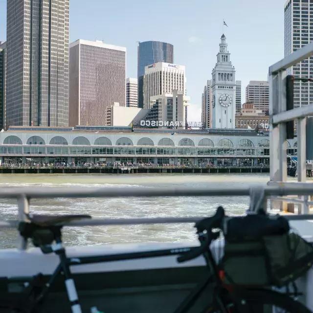 骑在铁轨上的自行车，背景是渡轮大楼.