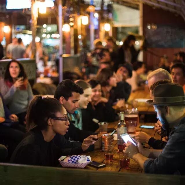 人们在SoMa拥挤的用餐区吃饭. San Francisco, Kalifornien.